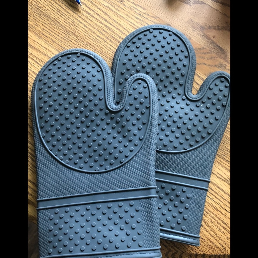 Pampered Chef oven mitts